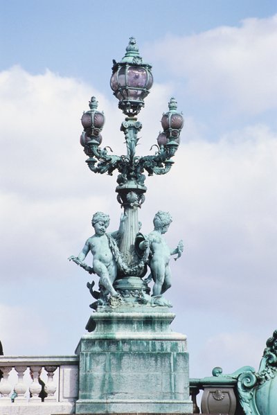 Francia, Parigi, statua metallica di bambini nudi sul Pont Alexander III, lampione decorato con sculture da Unknown